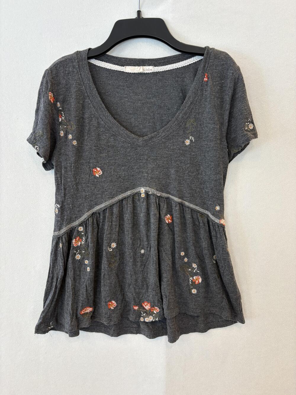 Rewind Shirt Womens Small Gray Floral Embroidered V-Neck Short Sleeve Top